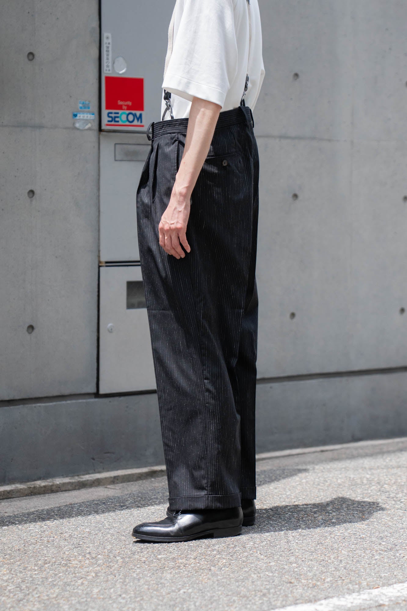 sign別注 Two-tuck trousers with suspenders
