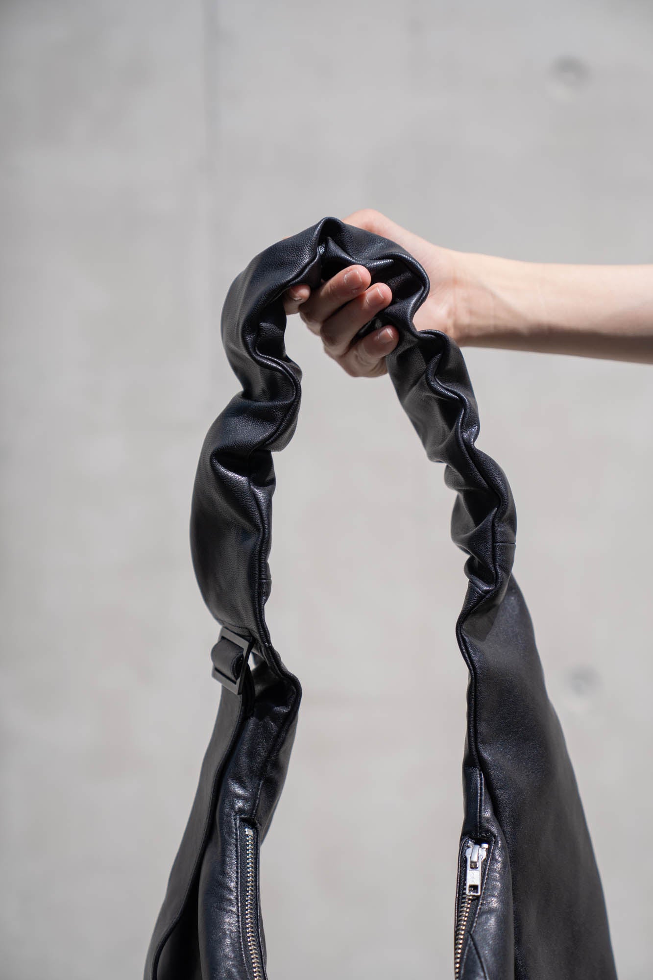 GOAT LEATHER TWIST SHOULDER BAG(ST.1679)| バック ssstein