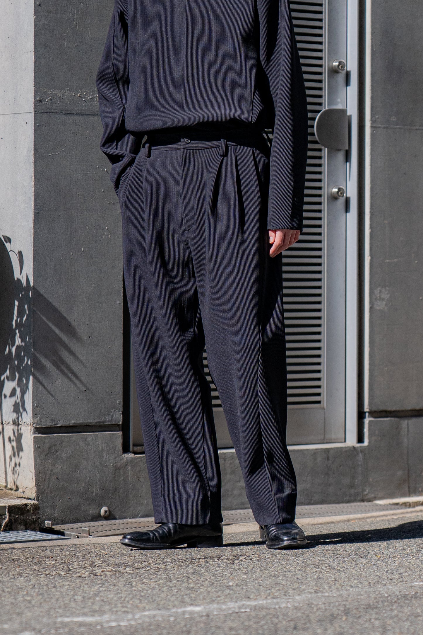 GRADATION PLEATS TWIST SEAM WIDE TROUSERS (ST.1129)