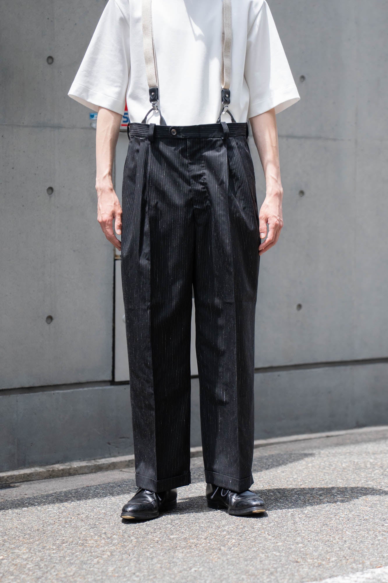 sign別注 Two-tuck trousers with suspenders