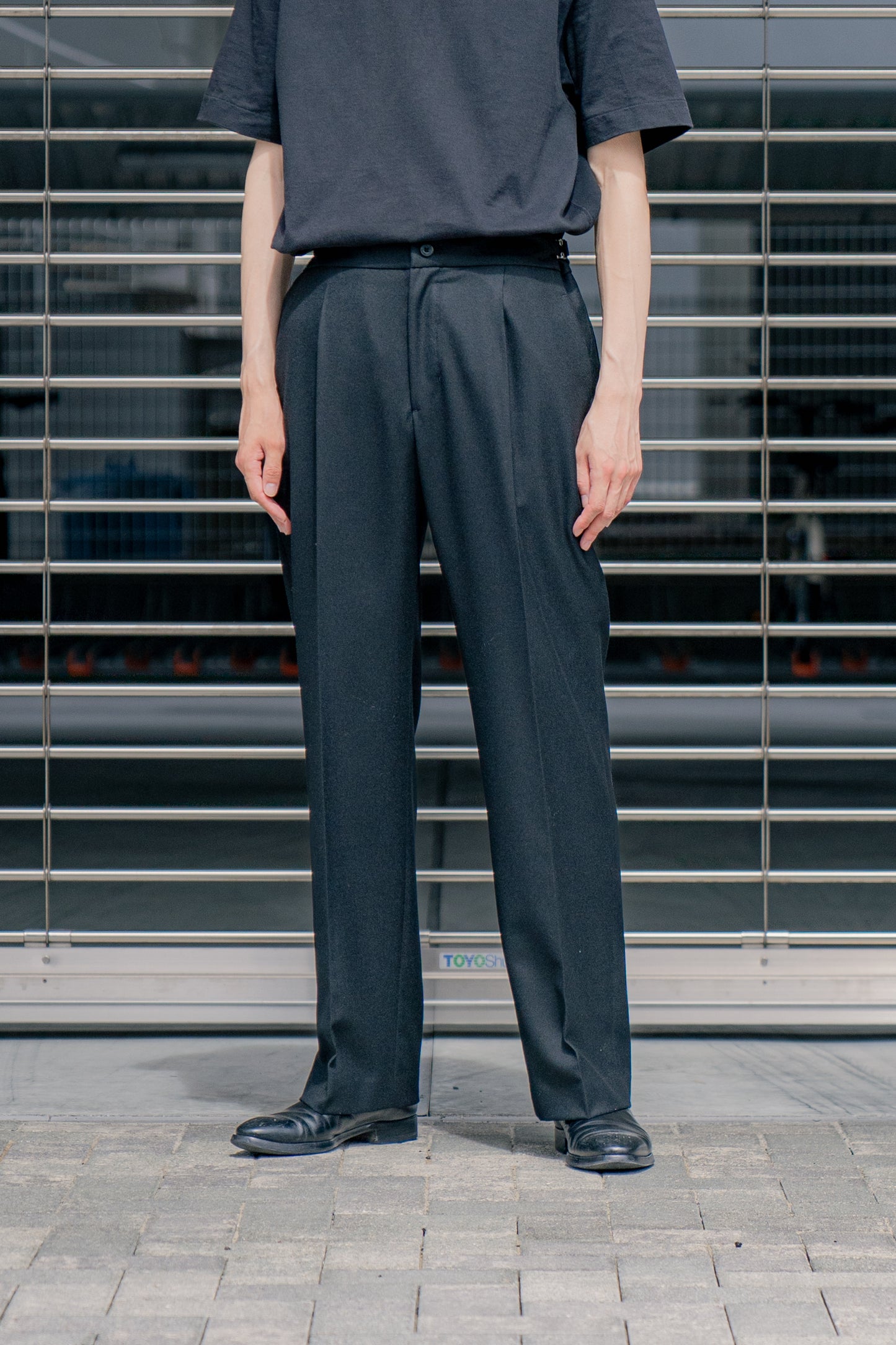 ONE TUCK STRAIGHT TROUSERS