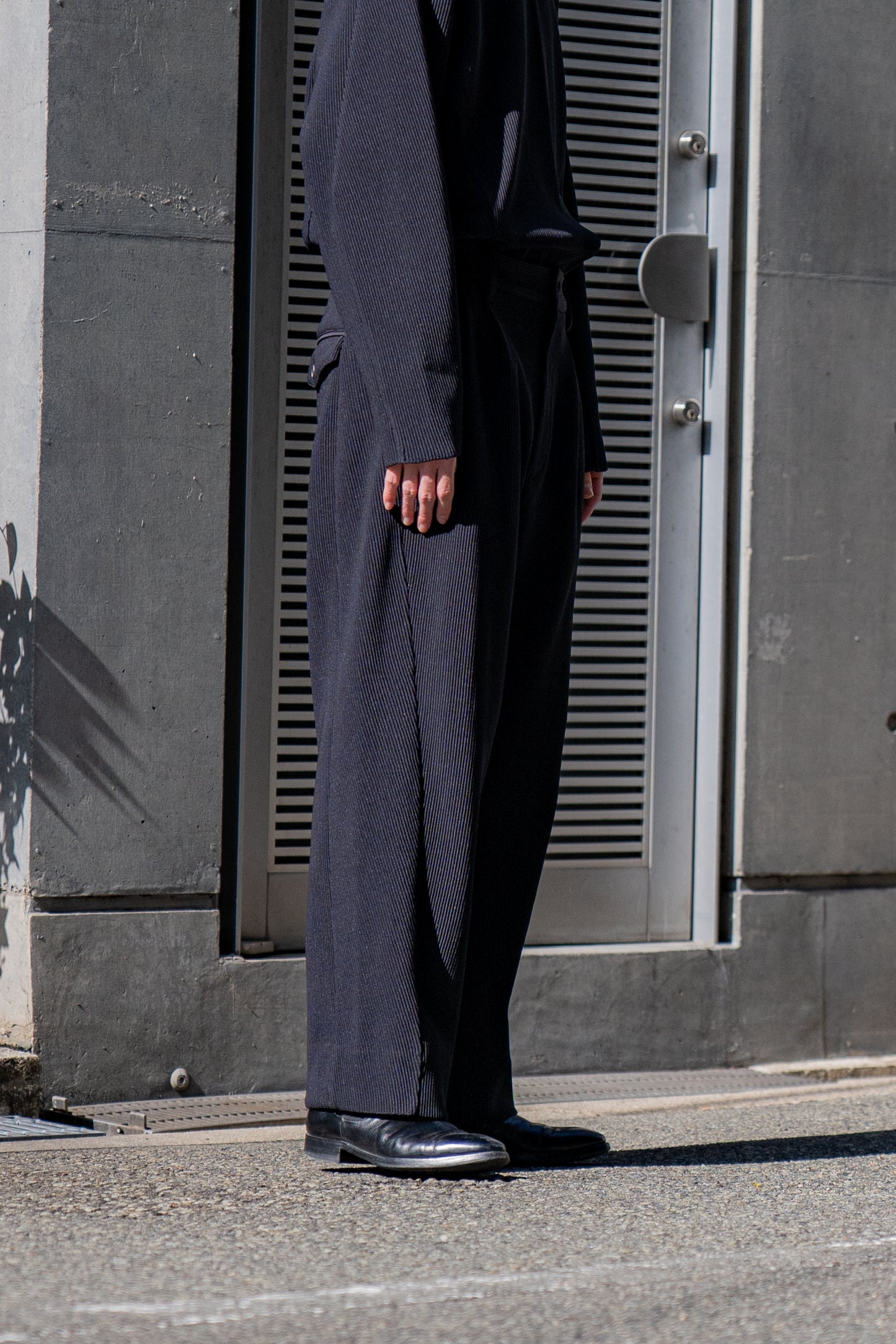 GRADATION PLEATS TWIST SEAM WIDE TROUSERS (ST.1129)