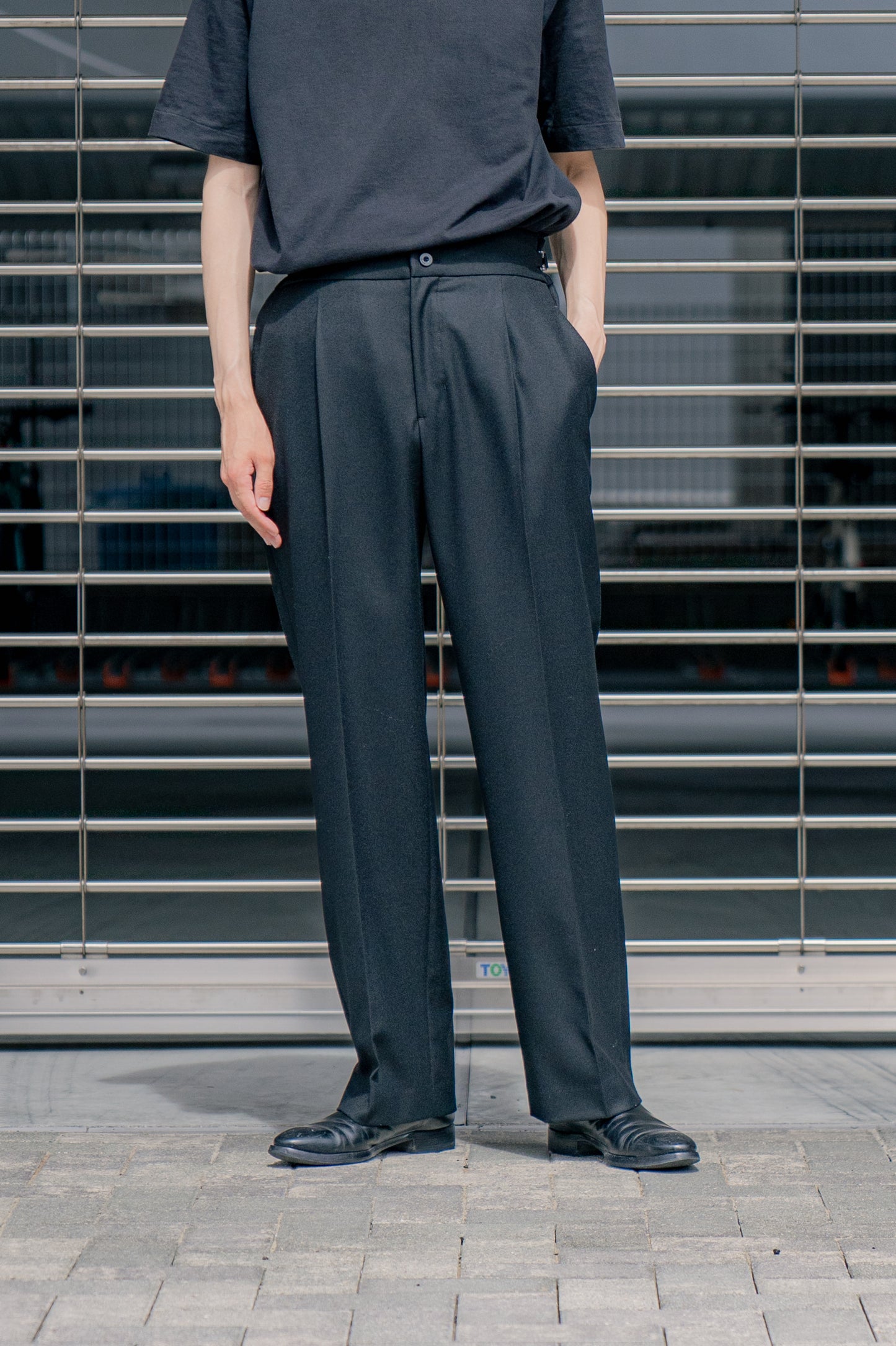 ONE TUCK STRAIGHT TROUSERS