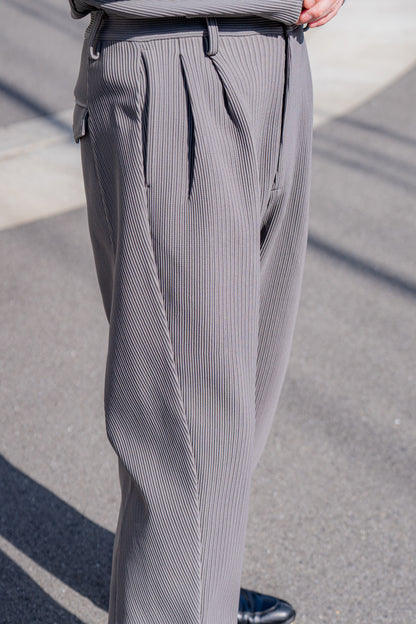 GRADATION PLEATS TWIST SEAM WIDE TROUSERS (ST.1129)