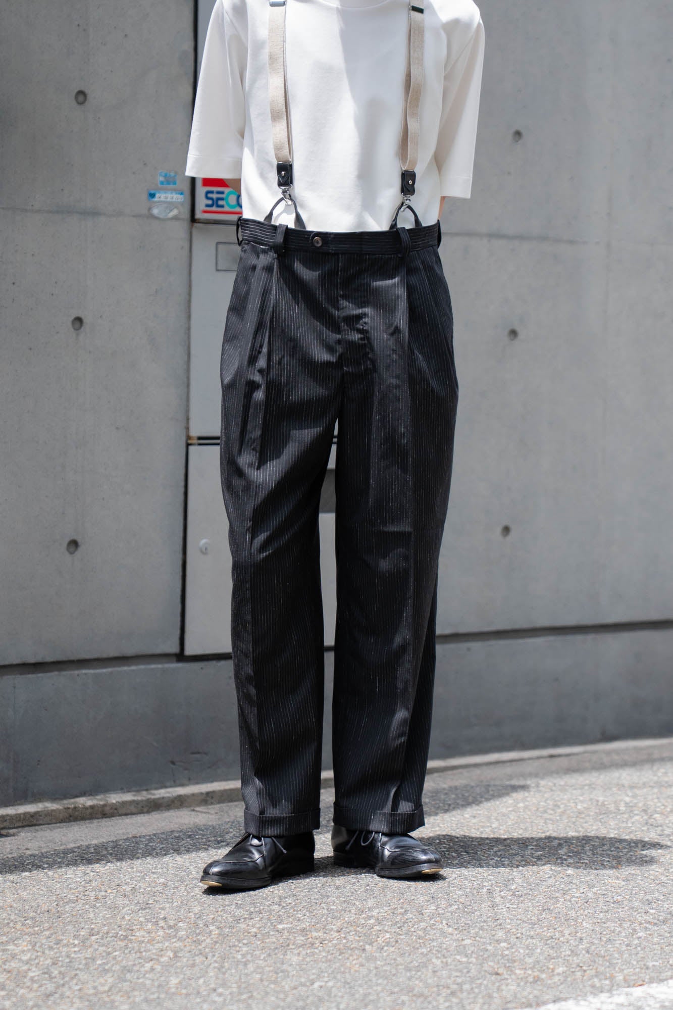 sign別注 Two-tuck trousers with suspenders