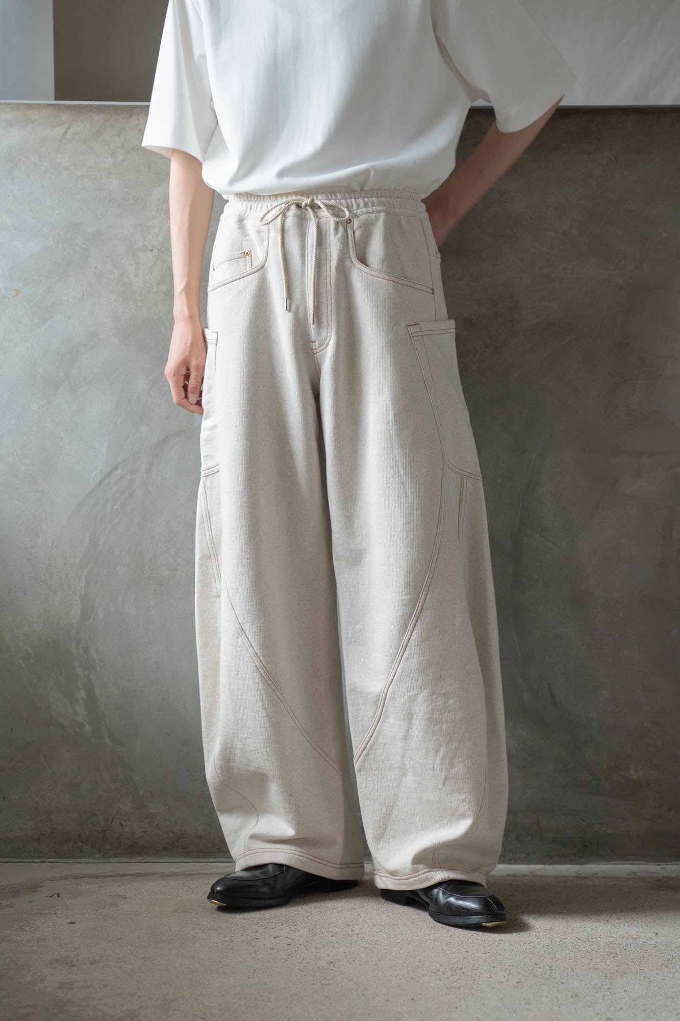 3D cutting sweat pants