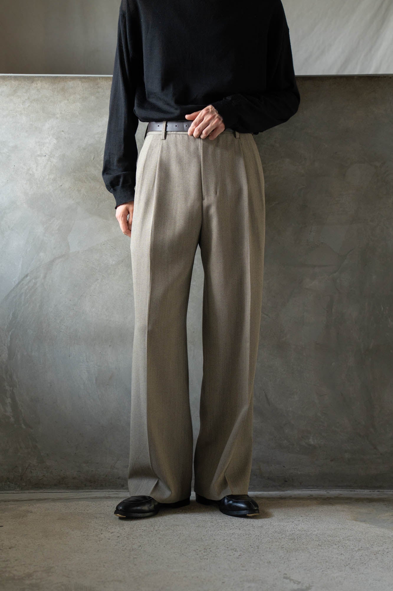 TWO-TUCKS WIDE TROUSERS