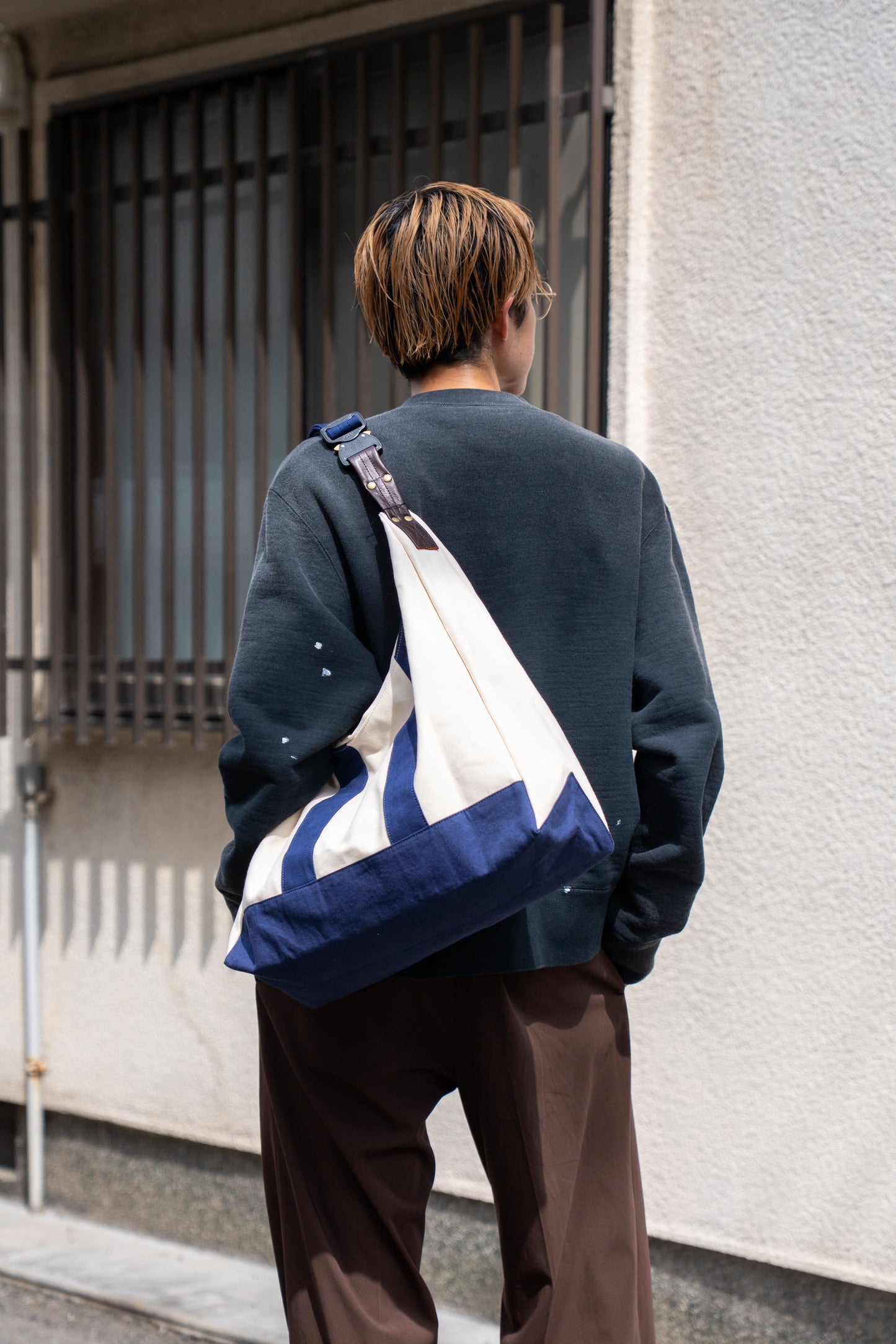 D cutting messenger bag