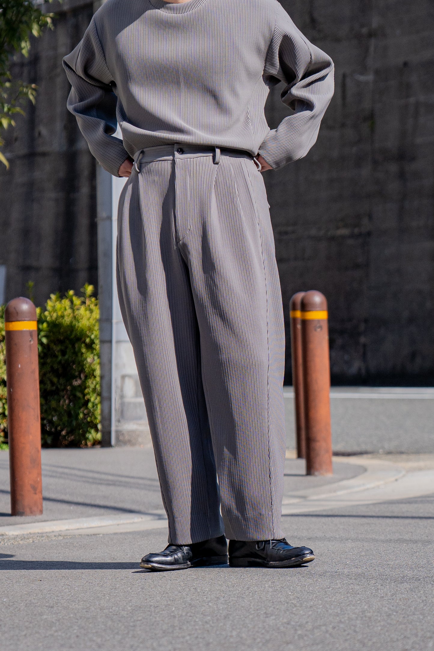 GRADATION PLEATS TWIST SEAM WIDE TROUSERS (ST.1129)