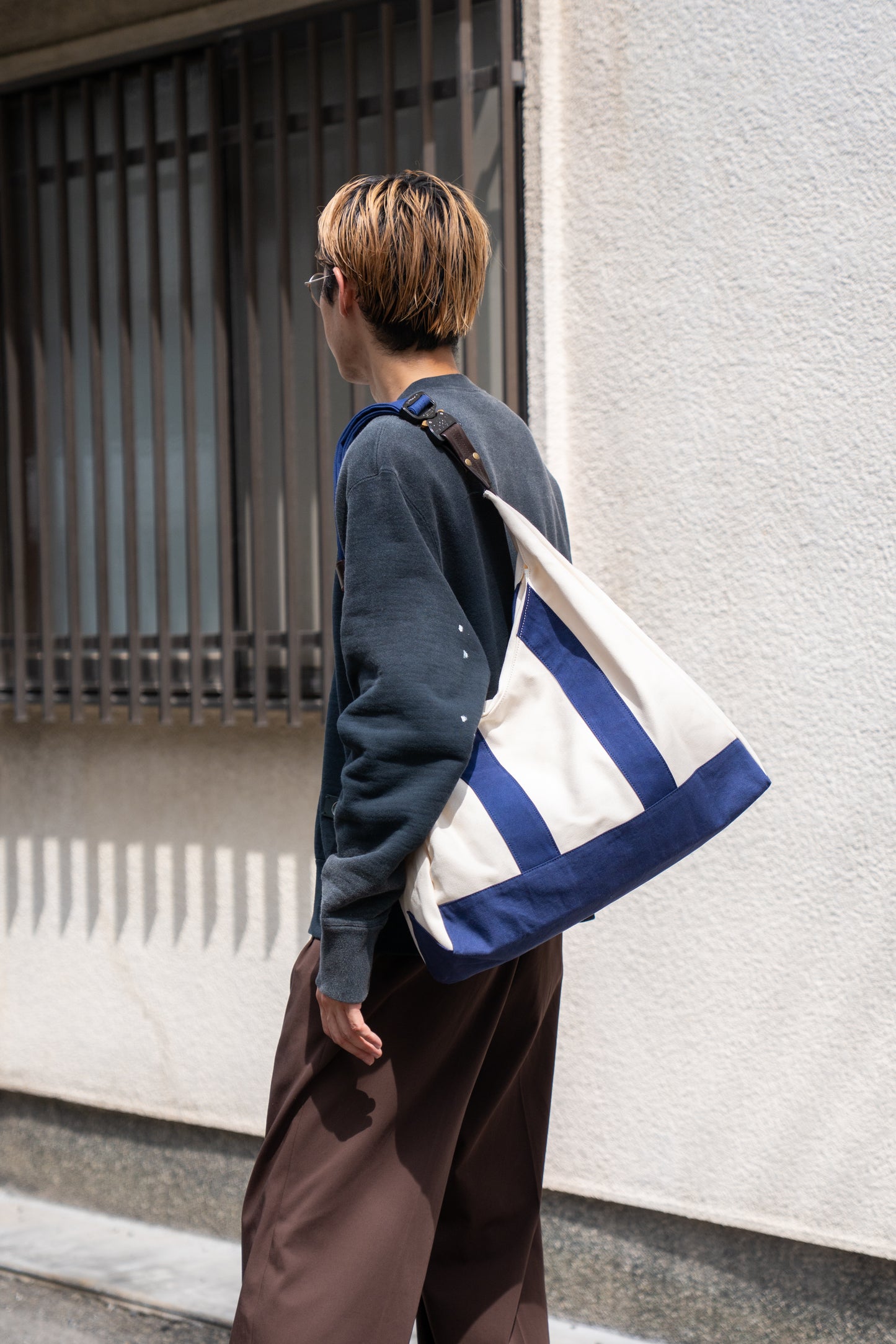 D cutting messenger bag