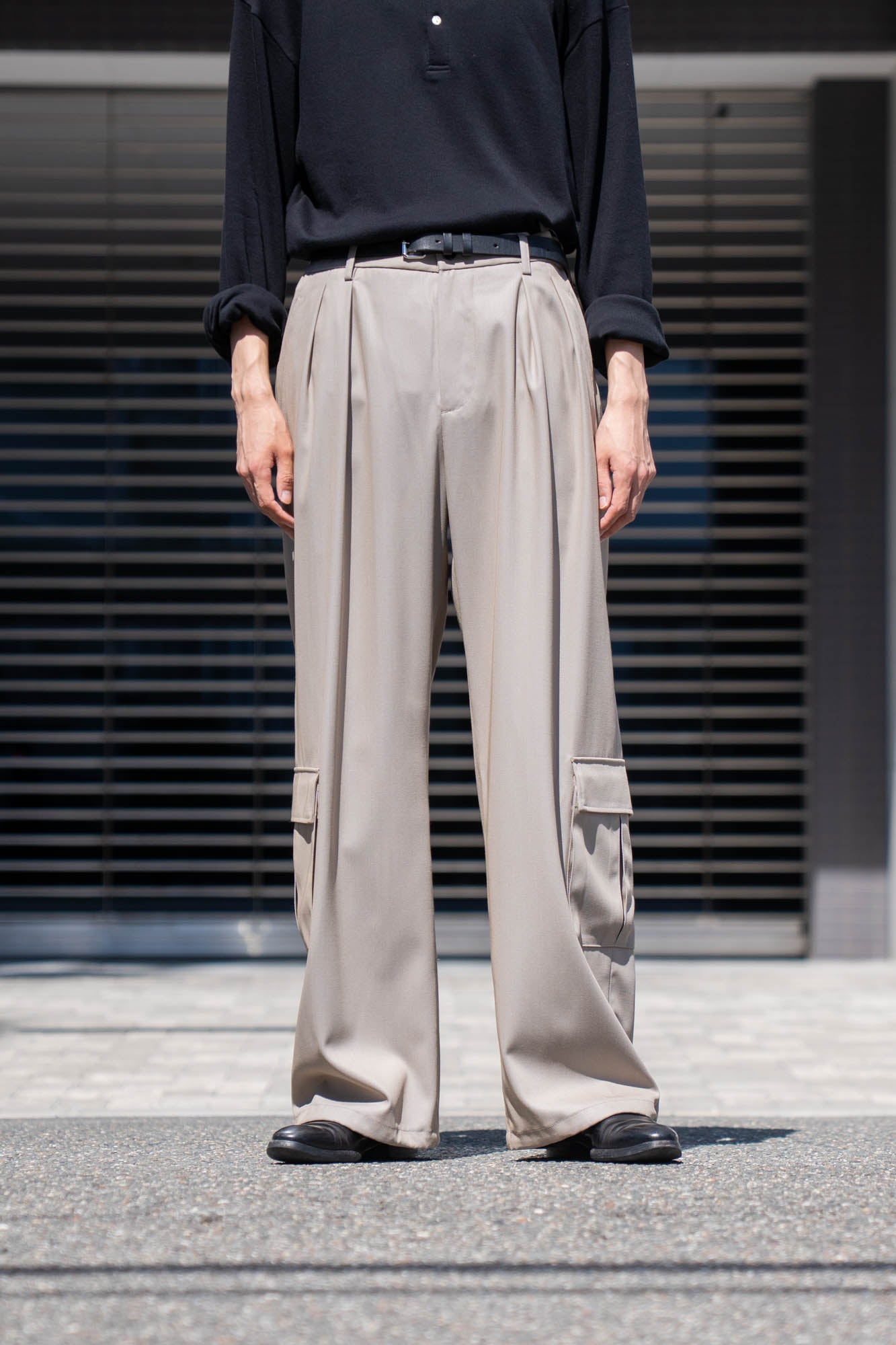 TWO TUCKS WIDE CARGO PANTS – sign | サイン