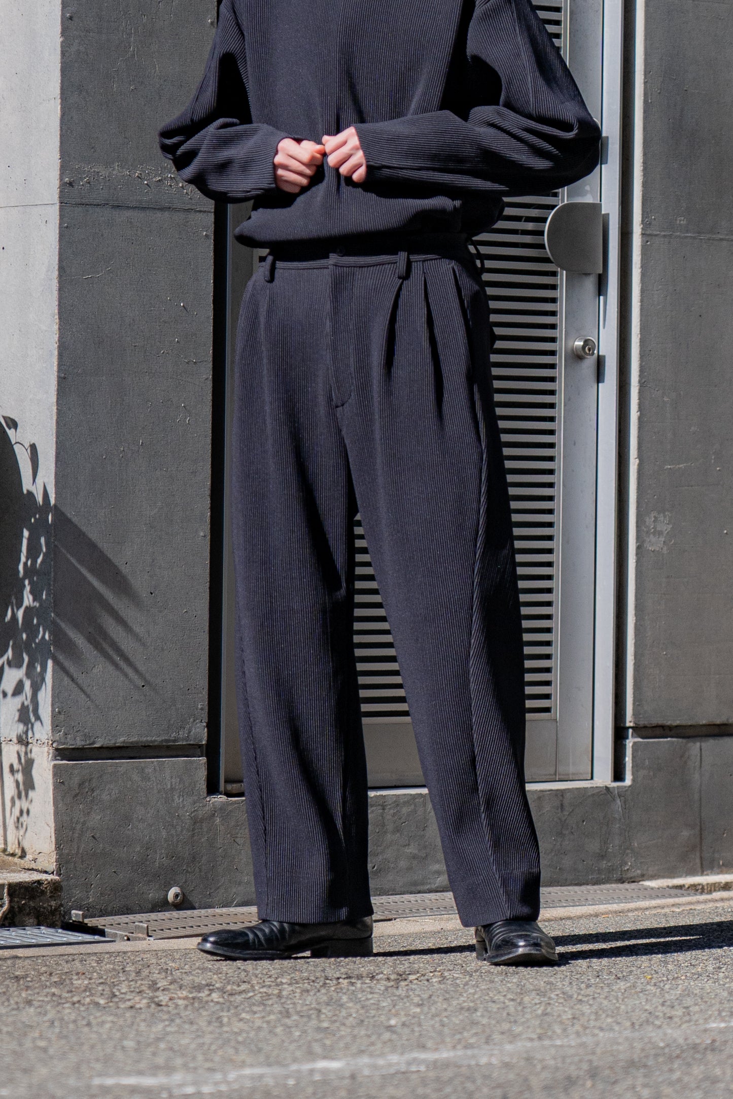 GRADATION PLEATS TWIST SEAM WIDE TROUSERS (ST.1129)