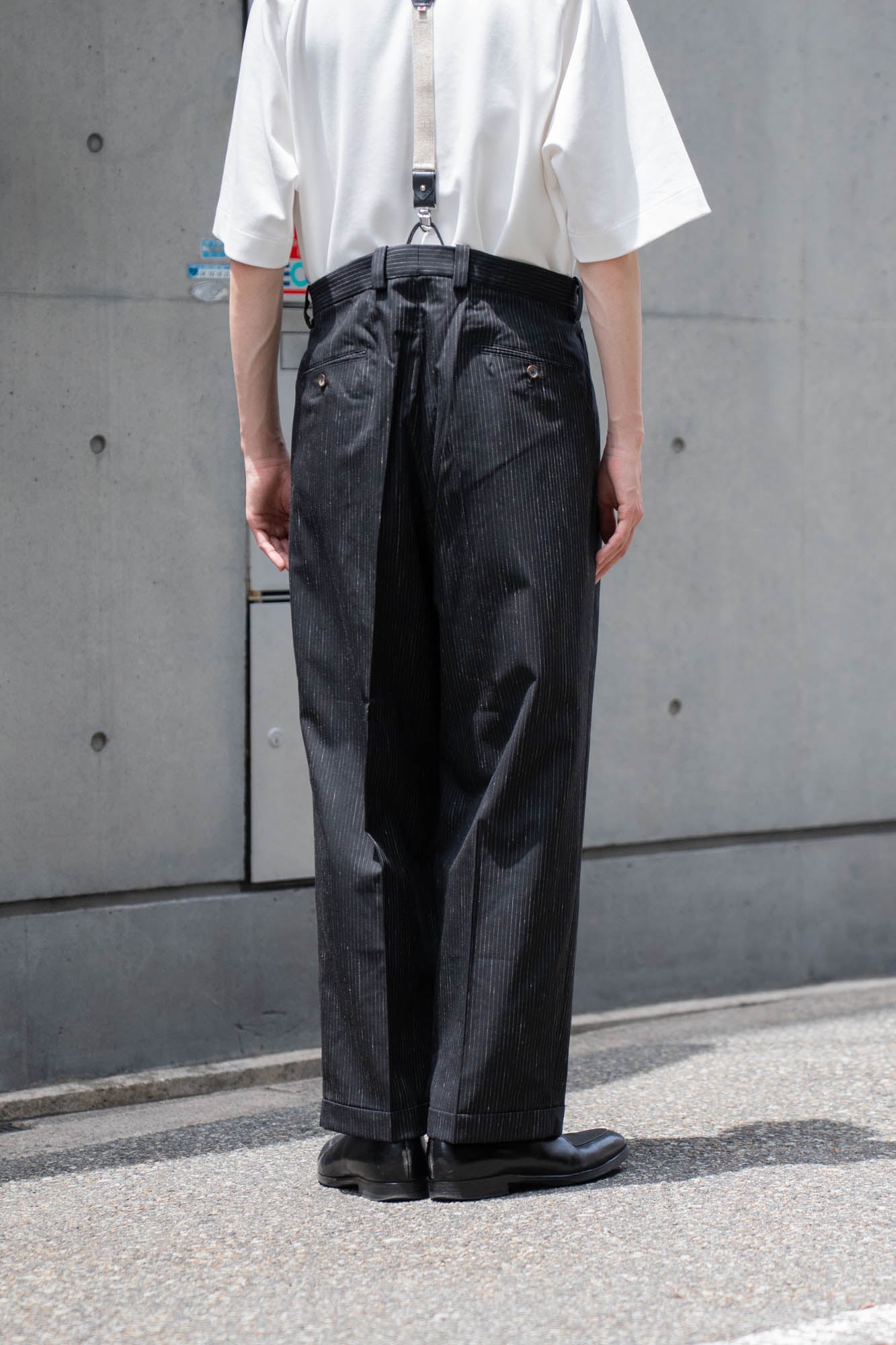 sign別注 Two-tuck trousers with suspenders