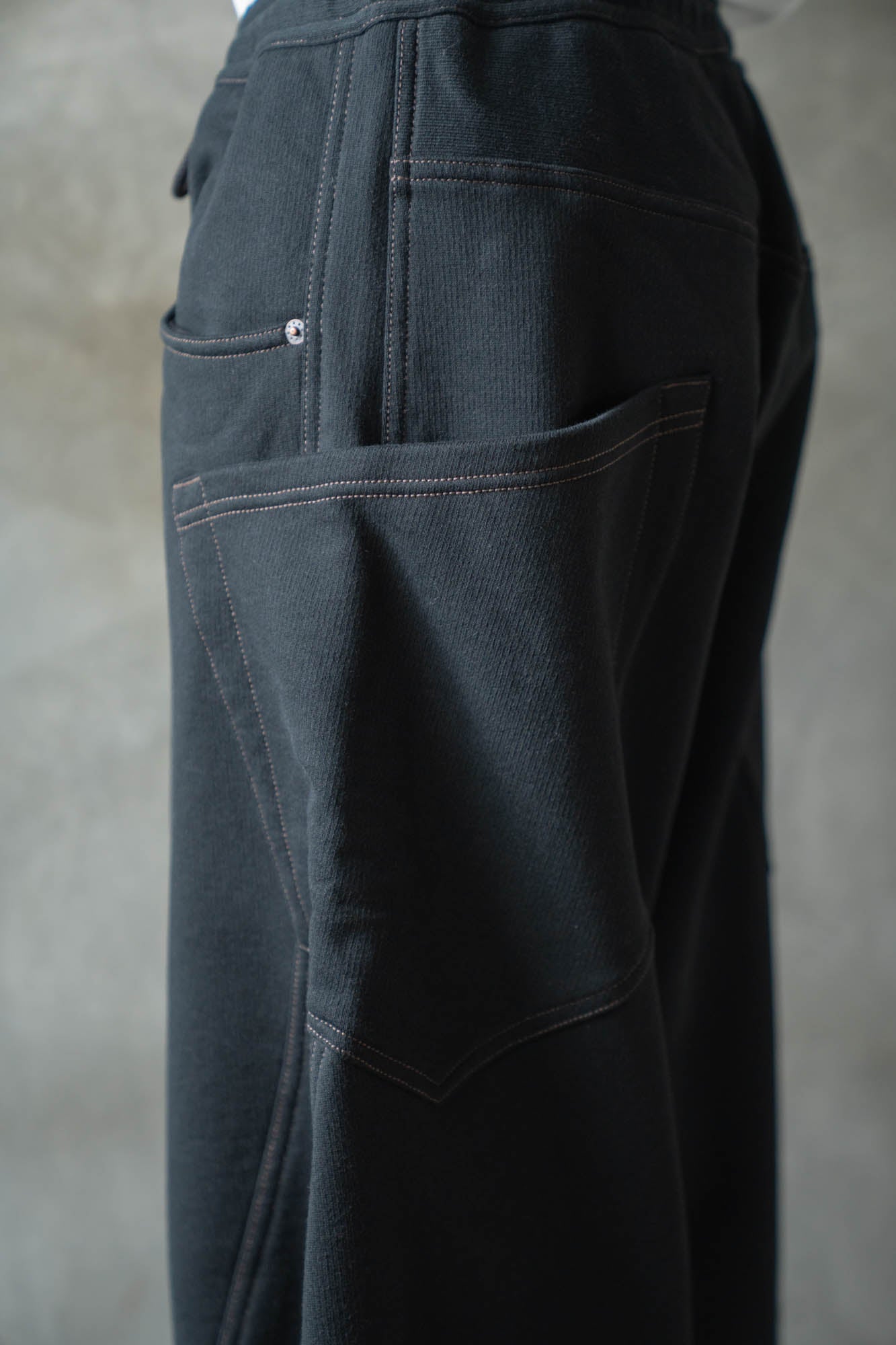 3D cutting sweat pants